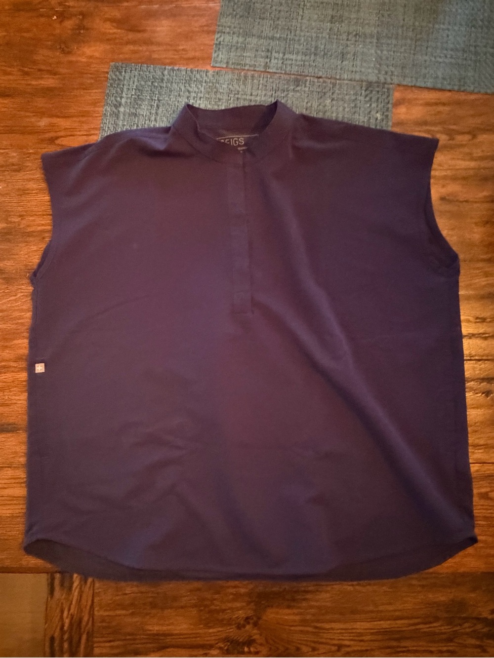 FIGS  women’s  Sleeveless Scrub Top - Navy Sz Large